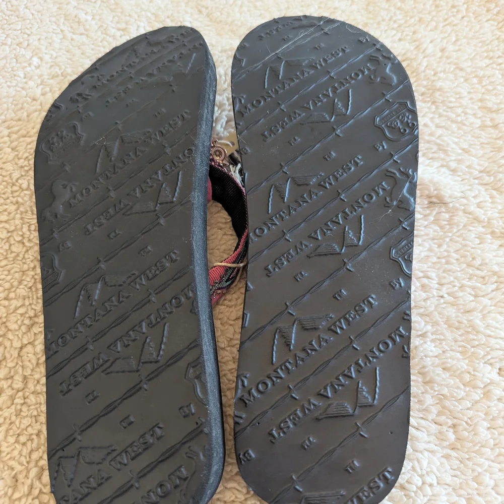 Montana West Embroidered Flip Flops in Black with Pink Accents Size 10 - Picture 2 of 8